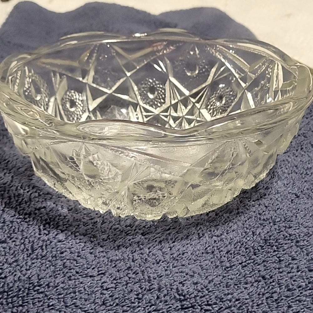 Jeanette Glass 8" bowl in perfect condition. Vintage and beautiful